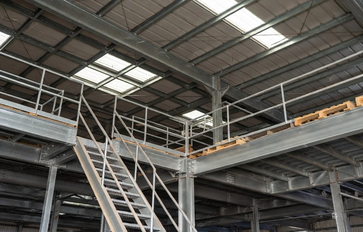 Mezzanine para bodega: duplicar espacio de almacenamiento con acero — SQ Tech