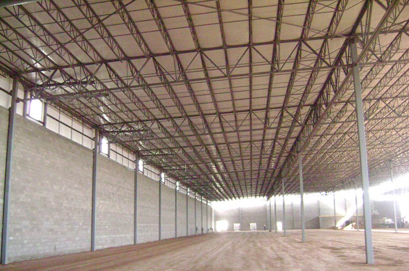 Interior nave AVNET — estructura metálica industrial