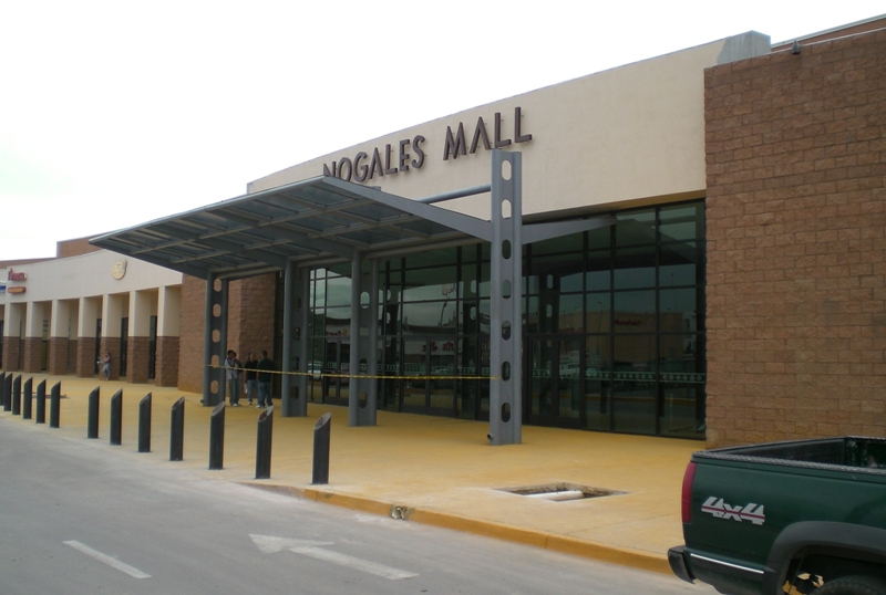 Exterior de Cinépolis Nogales Mall con estructura metálica de SQ Tech en Nogales, Sonora