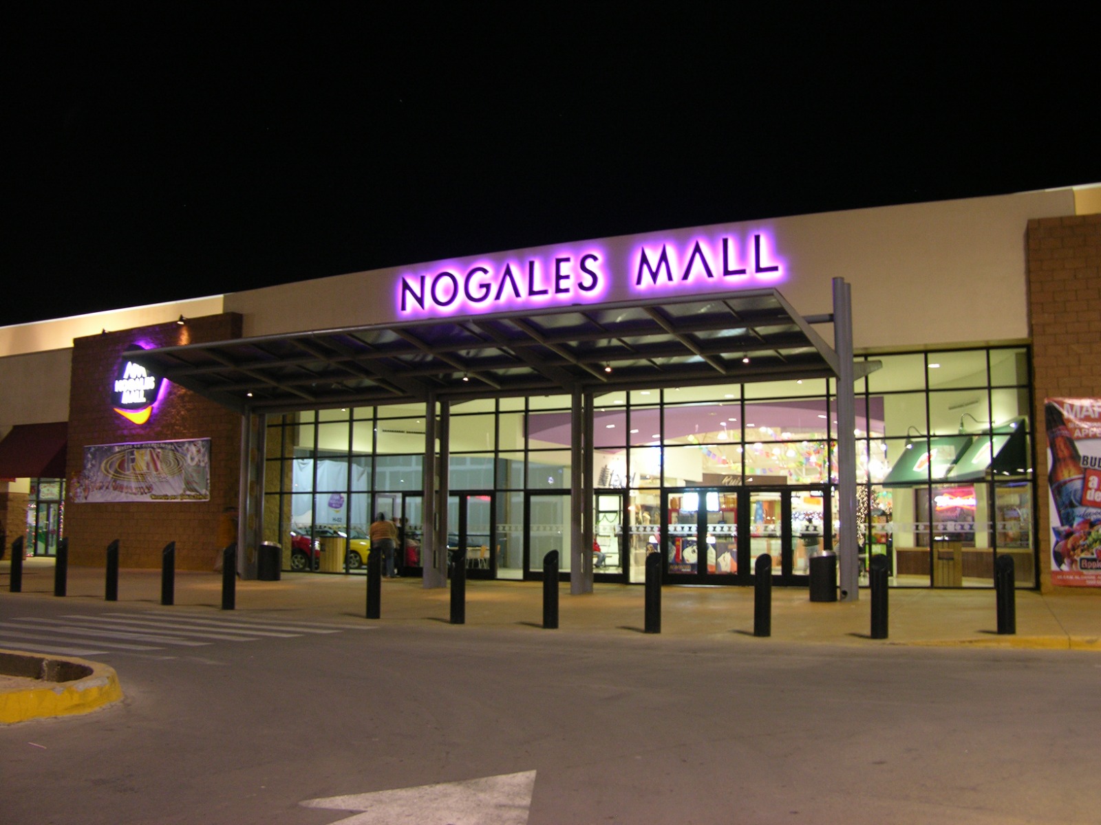 Fachada nocturna iluminada de Cinépolis Nogales Mall con estructura metálica SQ Tech
