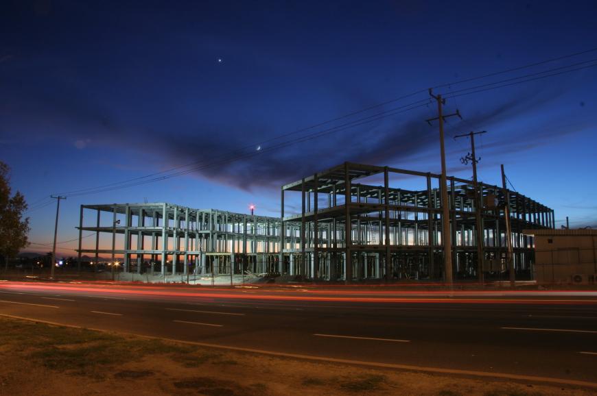 Montaje nocturno de la estructura metálica del Hospital San José en Hermosillo por SQ Tech