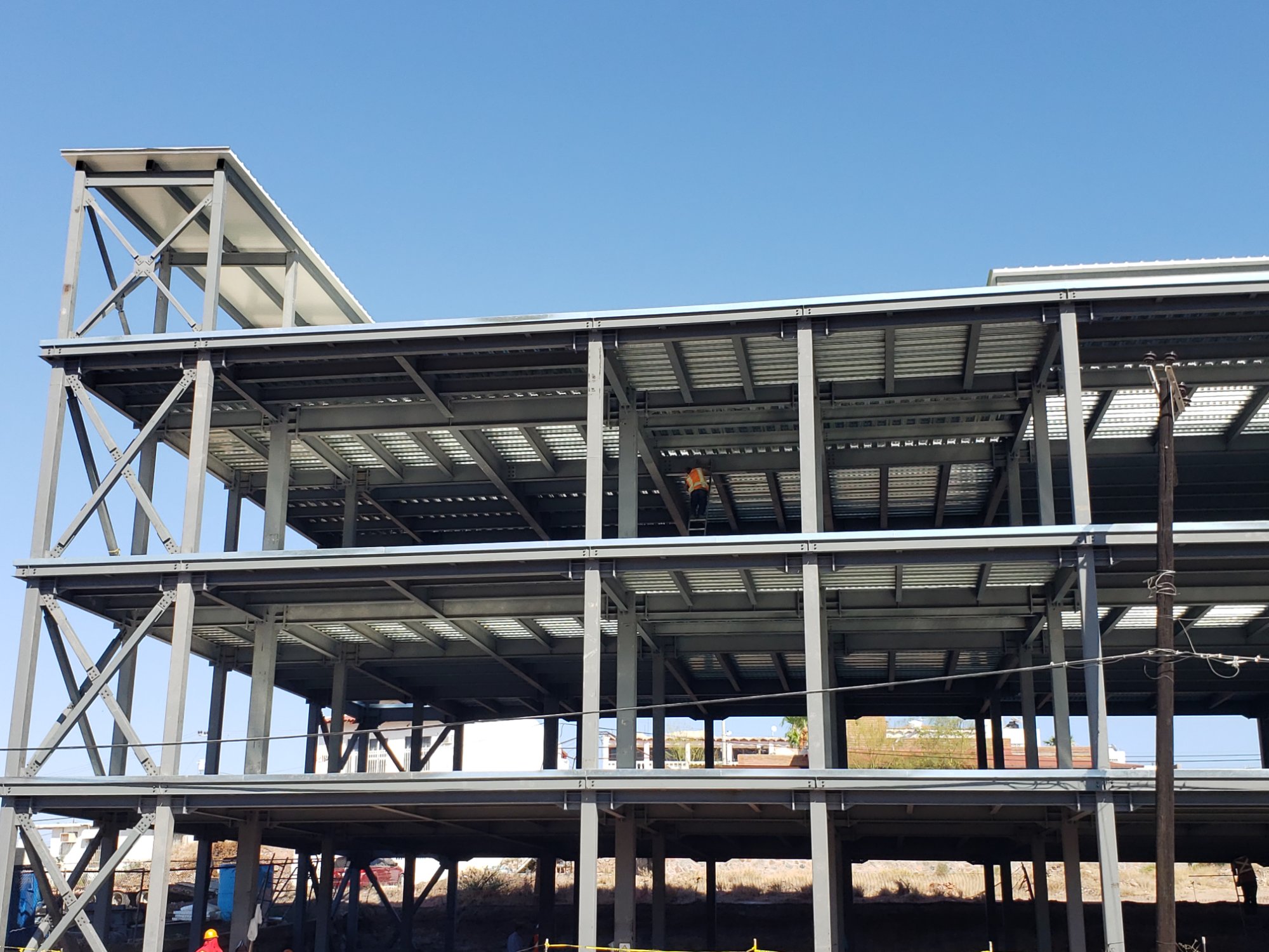 Montaje de estructura metálica con steeldeck en entrepisos del Hotel Casa María San Carlos