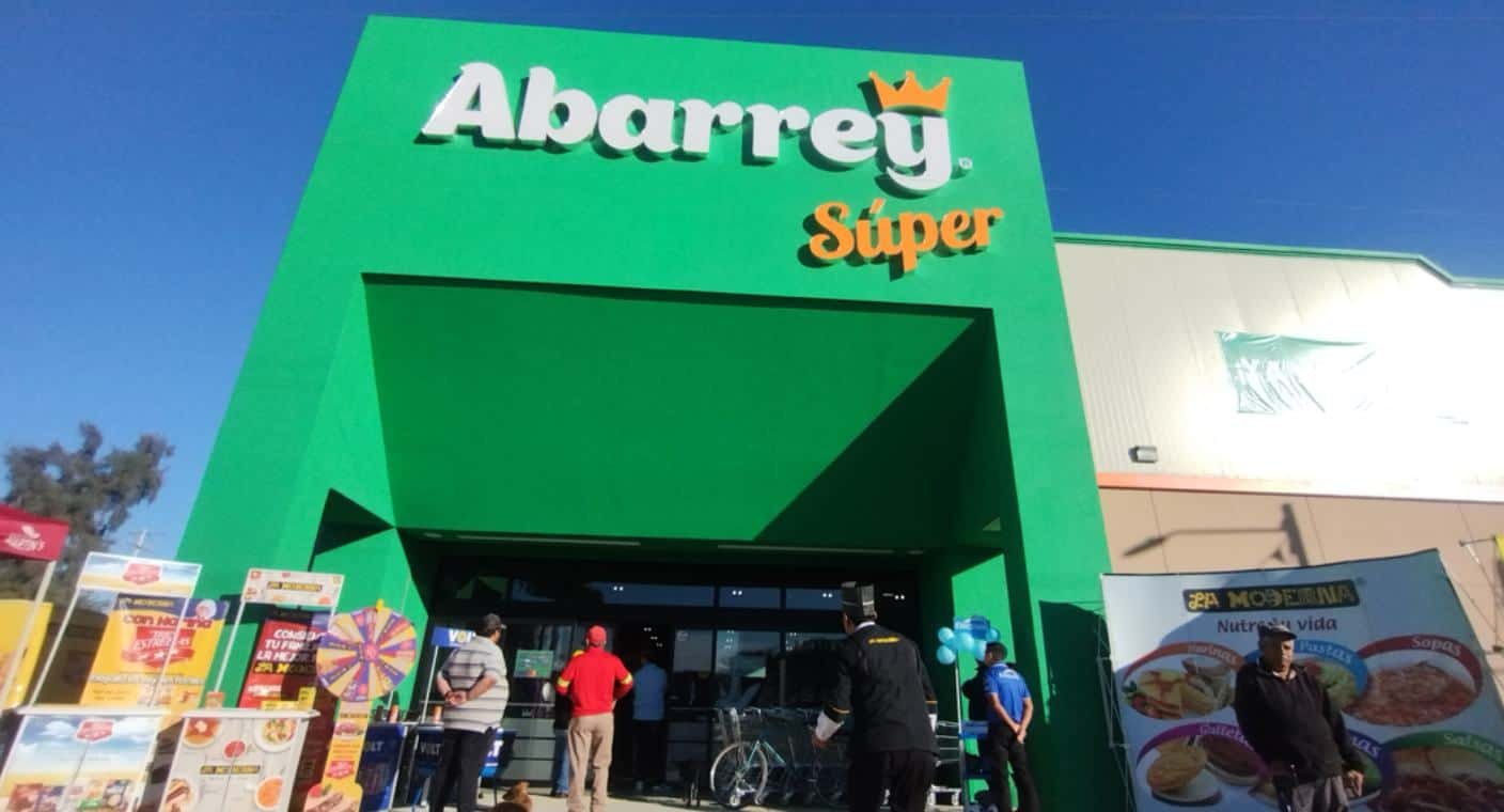 Tienda Abarrey Súper con estructura metálica y panel Fanosa construida por SQ Tech en Sonora