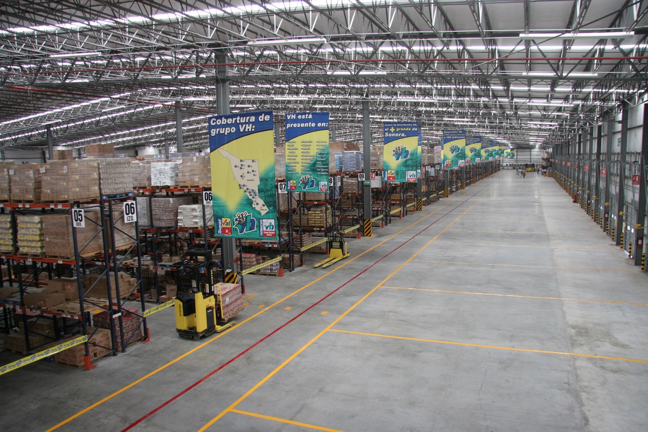 Interior Centro Distribución VH — estructura metálica